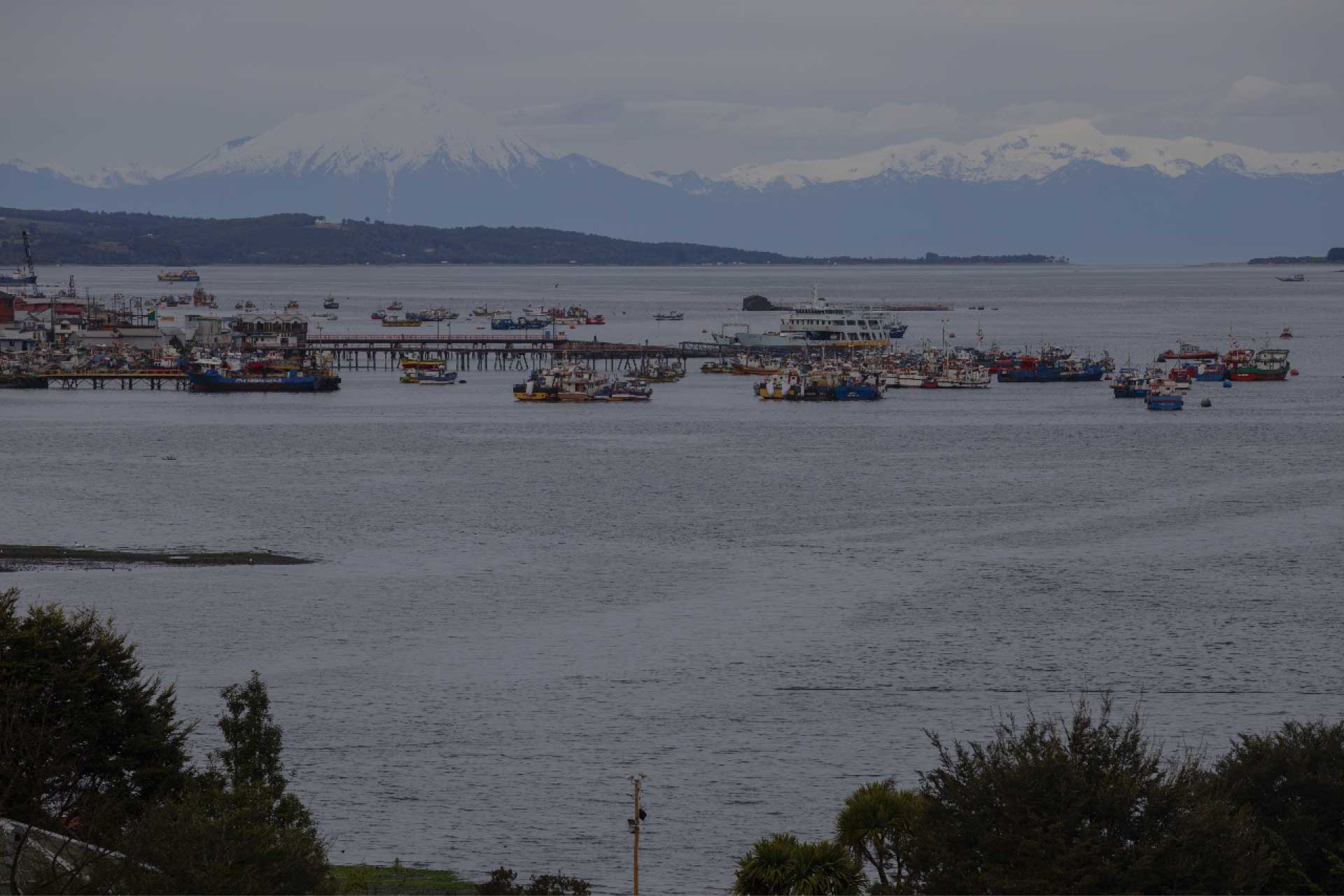 Barcos en el puerto de Puerto Montt